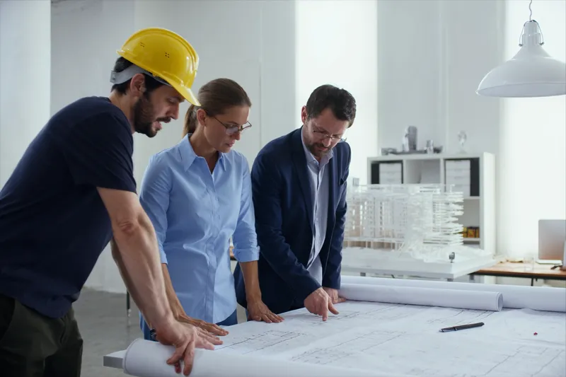 Squadre e professionisti tecnici che collaborano su progetti e modelli